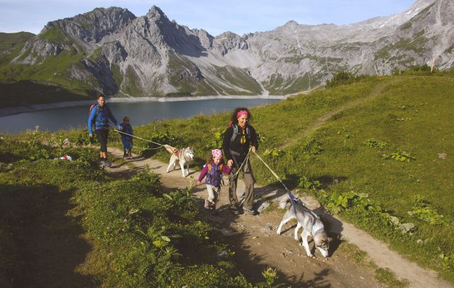 Familienwandern-Huskywanderung-am-Lünersee-c-Udo-Bernhart-Österreich-Werbung