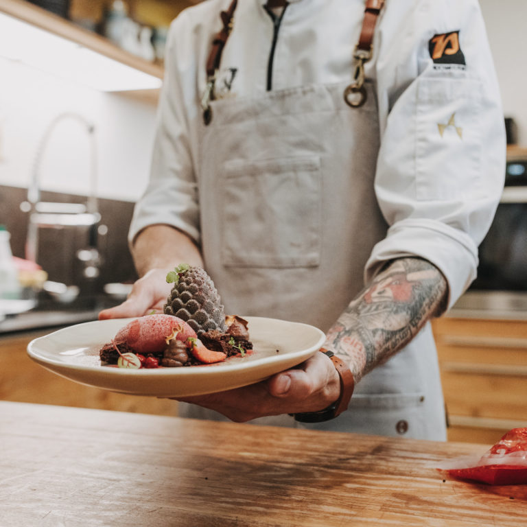 Dessertvariation: Erdbeermousse, Rhabarber, Rote Bete Eis, Schokoladenerde © Angela Lamprecht / Vorarlberg Tourismus