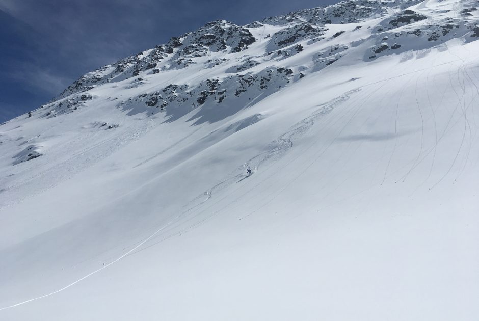 Die traumhaften Hänge unterhalb des Wildebene Kopfs (2.587 m) muss man sich erst durch einen längeren Aufstieg verdienen und erfordern sichere Verhältnisse (c) Berg- und Schiführer Alexander Klampfer