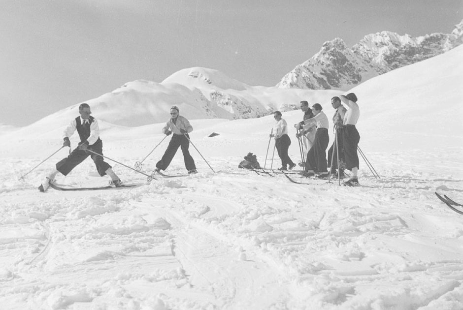 Gäste-Skikurs in Zürs am Arlberg (c) Sammlung Risch-Lau - Vorarlberger Landesbibliothek