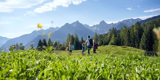 Familienwanderung am Hochplateau Tschengla im Brandnertal (c) Alex Kaiser - Alpenregion Bludenz Tourismus GmbH