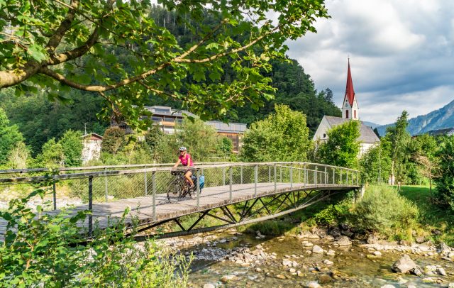 Kulturradtour Vorarlberg, Radbrücke in Au, Bregenzerwald (c) Szymon Nitka, Vorarlberg Tourismus